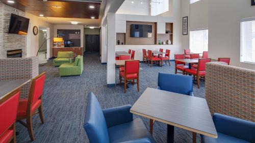 Northville Hotel | Holiday Inn Express & Suites Detroit - Farmington Hills by IHG