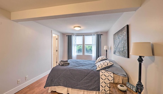 Cute Grand Haven Apartment: Walk Downtown Streets!