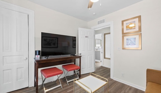 Detroit Getaway: 2-bedroom Apartment for 7 & Wifi