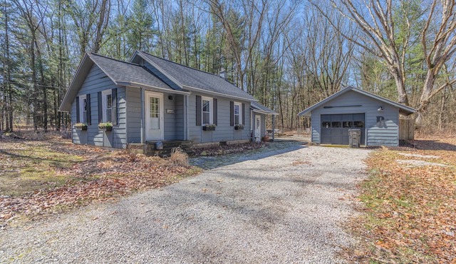 The Cozy Cottage - pet friendly home with hot tub