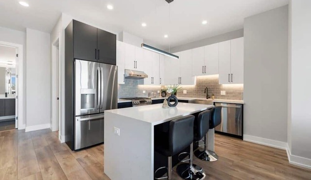 Cozy Chicago Haven w/High Speed Internet & Balcony