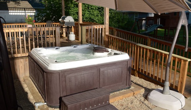 House of TarTar with year long hot tub next to adorable downtown Valparaiso