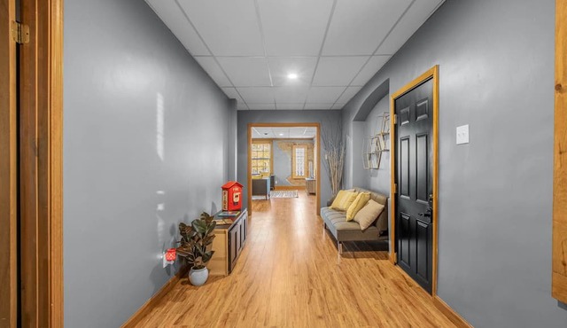 15 Min from Campus! Large 2BR Perfect for Groups!