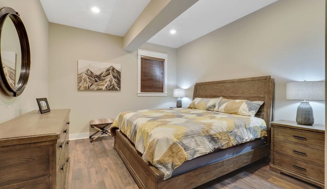 Golfers and Skiers Delight! Amenities galore in Boyne Mountain ski in/out fast!