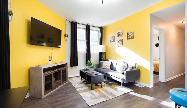 Sunflower Apt 10 Min from Downtown Chicago - Sleeps up to 6