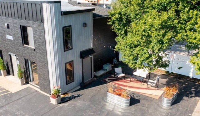 Modern Private Queen Studio Near Downtown Muskegon - Room #5