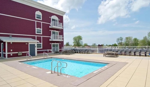 Downtown Condo with w/2 pools & Gym - Beach, Shops & Restaurants | Lake Time