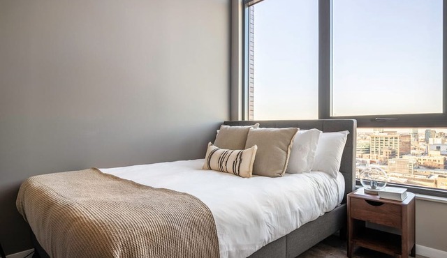 Cozy West Loop 1BR w/Pool, Gym, nr. Restaurant Row, by Blueground