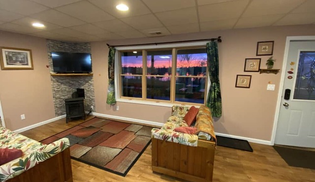 Hidden Charm Suites - Peaceful Suite Lake Retreat