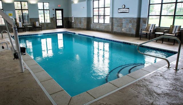 King Suite. Free Breakfast. Pool. Near University of Kentucky.
