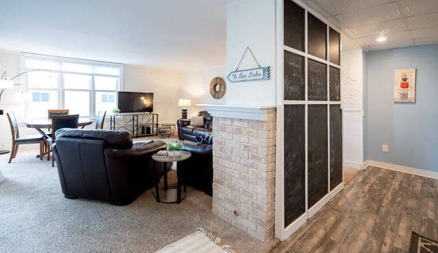 Beach Across St | Walk Downtown | 2BR Sleeps 6