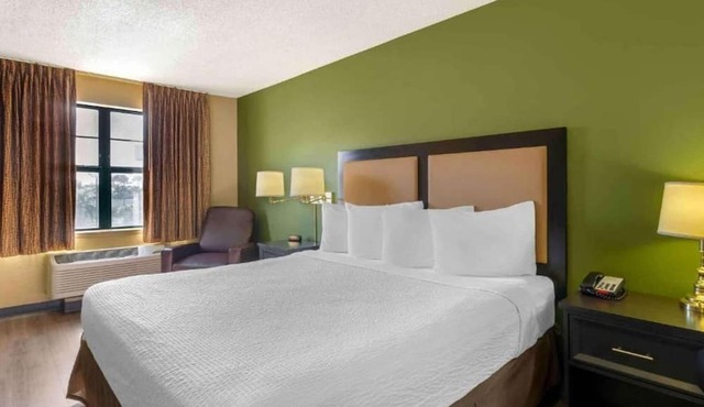 1 King Bed | Non-Smoking, Kitchen, Shower