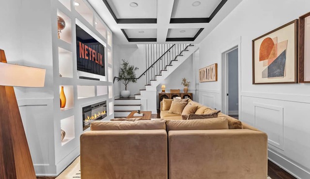 Luxury 4BR Home with Spa Tub & fire place Near UChicago & Obama Center
