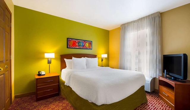 Fully Equipped Suite w/Kitchen & Outdoor Access Near Top Detroit Attractions