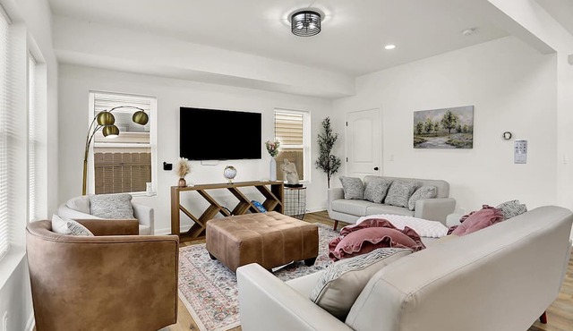 Near Downtown Chic & Spacious 4BD + 2 Car garage