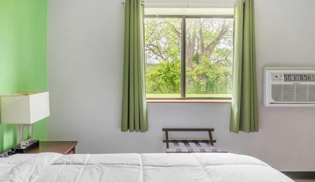 Full Bed|Non-Smoking