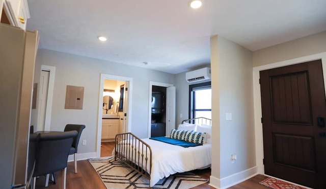 Modern Queen Studio at the Victorian – Steps to Dining, Shops & Farmers Market
