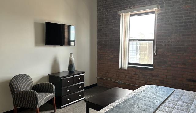 Toledo Tranquility: Luxe 2-Bed Retreat - Your Perfect Stay Awaits! ADA compliant