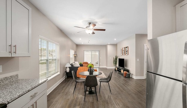 Modern New Build 4BR 4BA (2 Condos) Garage/Patio