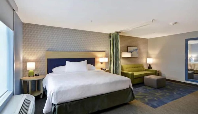 2 Pet-friendly Accommodations | FREE Breakfast! Minutes to John Ball Park Zoo