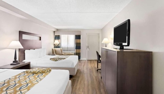 Cozy Naperville Stay – Free Breakfast & Parking Near Downtown!