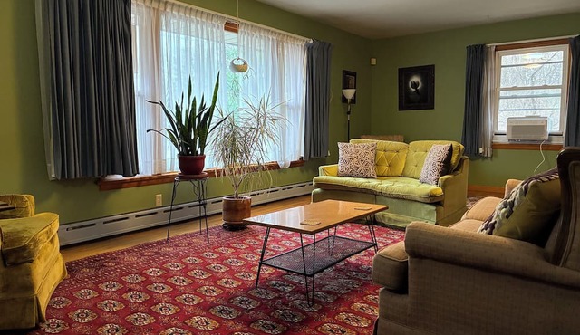 Quiet Indiana Dunes retreat near hiking and beach