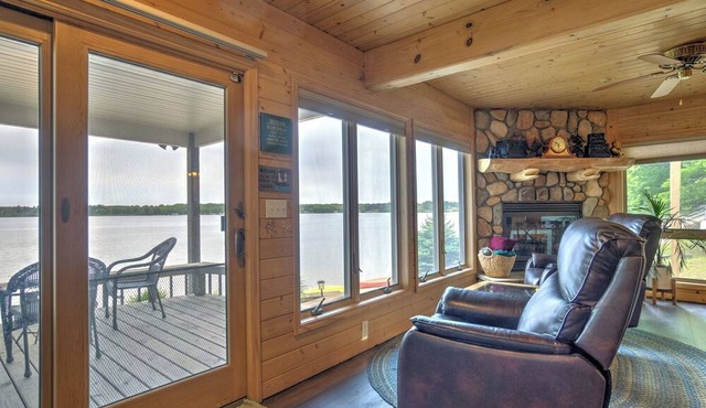 Dream escape 5-bedroom LAKEFRONT Cottage for families & groups