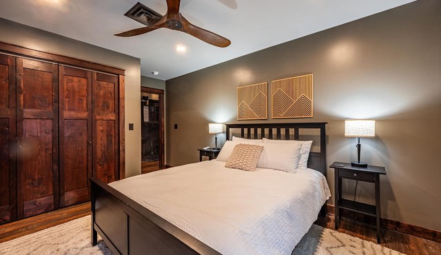 Exquisite rustic-contemporary 2 BR Artist Colony condo in a prime location