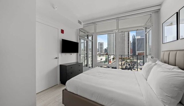 Luxury West Loop Rentals: Modern Suites w/City Views & Resort Amenities