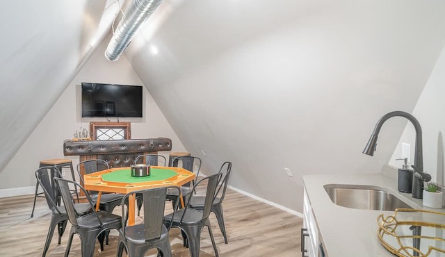 "Game On" Getaway! Upper Unit w/Infinite Fun!