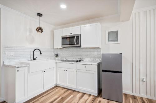 Clair de Lune Studio A Charming Kokomo Stay
