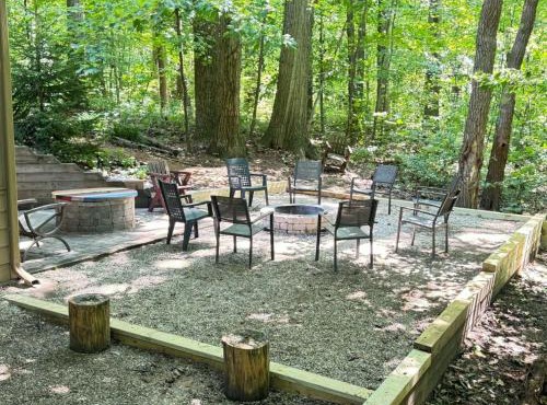 Woodshores Retreat - cozy retreat, hot tub, Lk MI