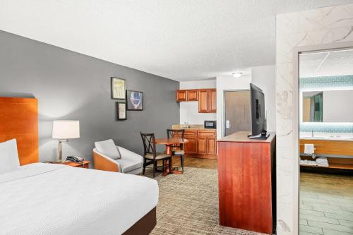 Country Inn & Suites by Radisson, Muskegon, MI