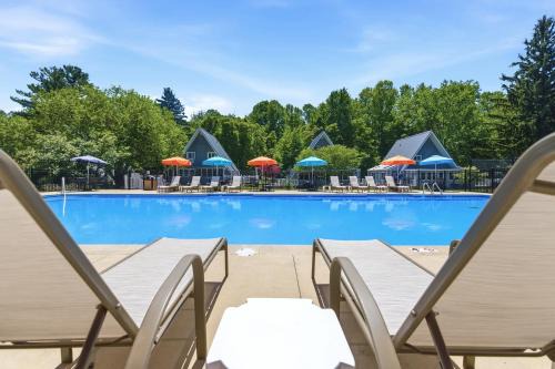 Chalet #56 Screened Porch Pool & Resort Amenities