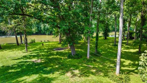 River Retreat Secluded Oasis with Hot Tub-Family Friendly