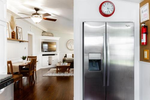 Huddle & Hangout - 3BR House Close to ND