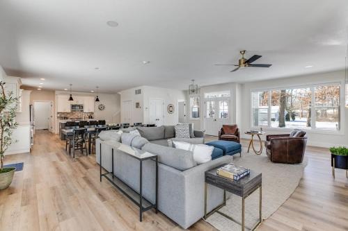 Luxury Estate with StadiumTDJ Views Sleeps 20