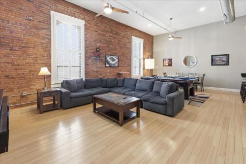 1800 Sq Ft Loft Downtown Near Convention Center