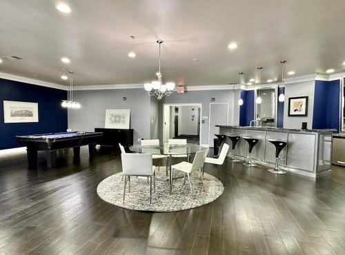 Elaborate Downtown Suite for 6 with fireplace view