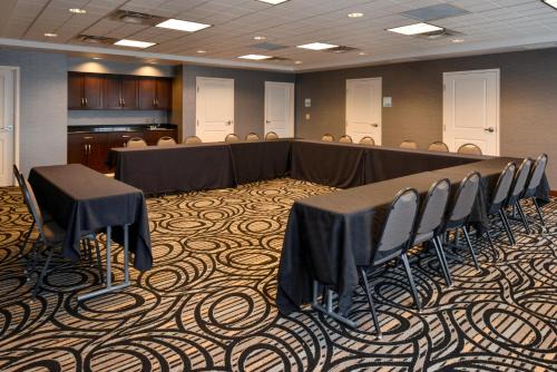 Holiday Inn Express & Suites Greenfield by IHG