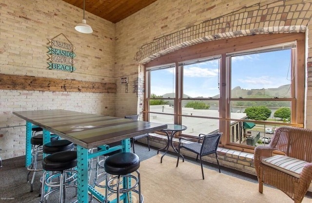 DOWNTOWN WATER VIEW PRIVATE BALCONY! 2 bedroom 1 bath w/large jacuzzi tub